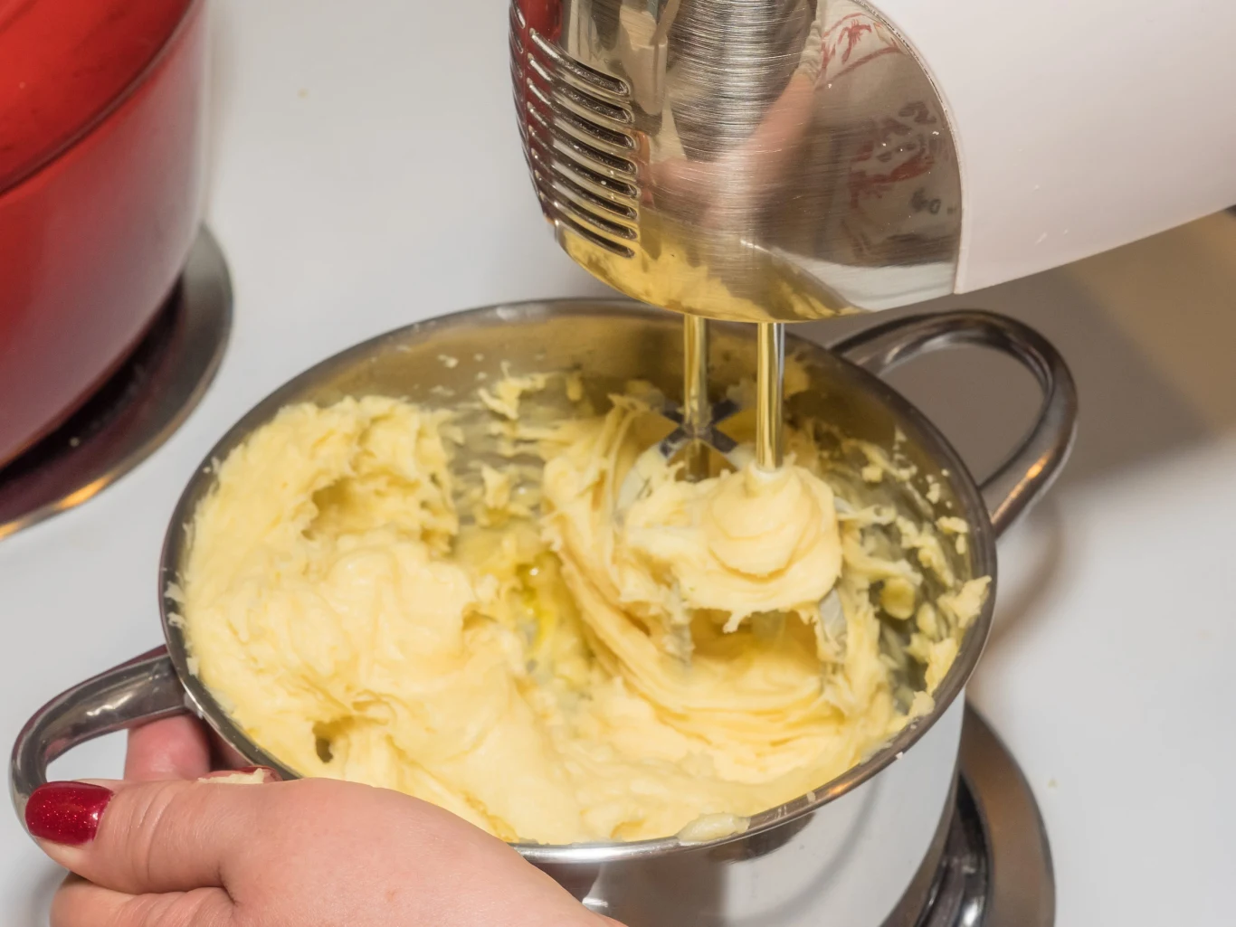 Mixing ingredients to make choux pastry at home. Zdjęcie przedstawia proces przygotowywania ciasta parzonego.