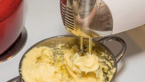 Karpatkę robię właśnie tak. Sekretem jest ciasto parzone