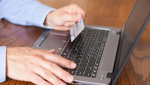 Na tej usłudze tracisz nawet 200 zł rocznie. Zamkniesz ją w kilka minut