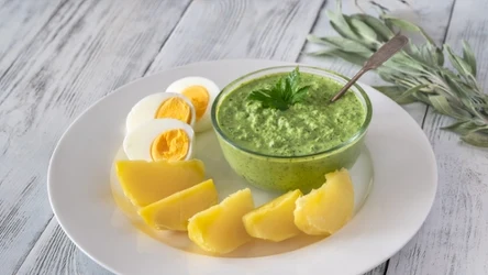 Jak zrobić zielony sos chrzanowy? Ten dodatek idealnie pasuje na Wielkanoc.