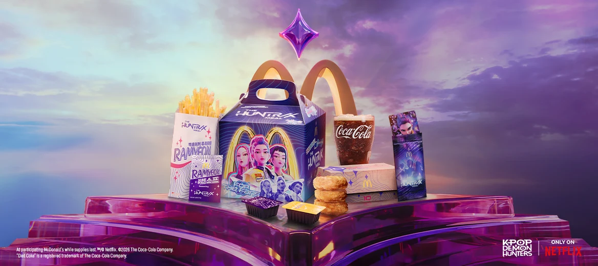 zestaw jedzenia z McDonald's, inspirowany motywami serialu animowanego, zawiera frytki, burgera, kawałki ciasta, napój w kubku Coca-Coli oraz opakowania ozdobione grafikami postaci z kreskówki na tle stylizowanego, fioletowego krajobrazu z elementami n...