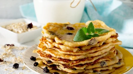 Placuszki bananowe z dodatkiem rodzynek to smaczny pomysł na zdrowe śniadanie 