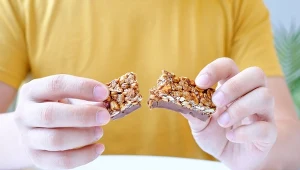 Są zdrowe tylko z pozoru. Tych składników w batonikach najlepiej unikaj 