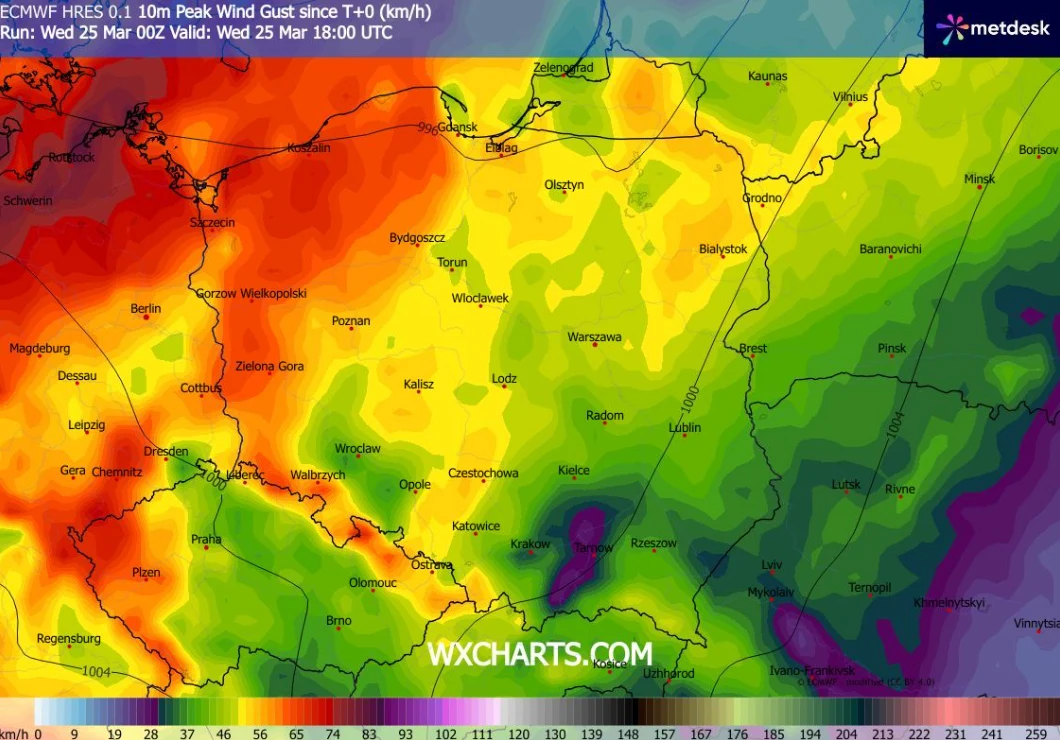 Mapa Polski z oznaczeniami miast przedstawia prognozowaną siłę porywów wiatru w kilometrach na godzinę, z wyraźnym podziałem kolorystycznym – największe prędkości zaznaczone czerwoną i pomarańczową barwą dominują na zachodzie, podczas gdy wschodnie reg...