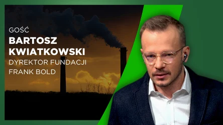 Bartosz Kwiatkowski w eleganckiej marynarce i białej koszuli, z zestawem słuchawkowym, na tle grafiki z dwiema kominami emitującymi ciemny dym oraz napisem informującym o jego funkcji dyrektora fundacji Frank Bold.