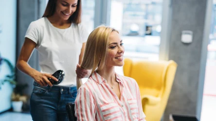 Czy podcinanie włosów powoduje, iż szybciej rosną? Rozprawiamy się z popularnym mitem.