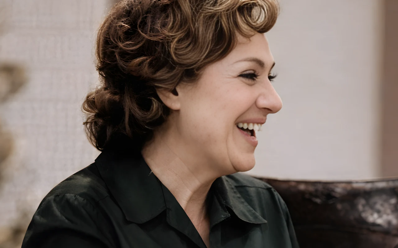 Irena Dziedzic podczas nagrywania "Tele-Echa" w 1971 roku Uśmiechnięta, młoda Irena Dziedzic, w krótkich, kręconych włosach, ubrana w ciemną koszulę, patrząca w prawo.