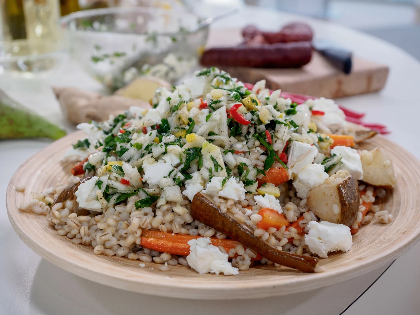 Kasza pęczak doskonale sprawdza się jako baza do wielu dań. kasza z warzywami korzeniowymi, kawałkami białego sera i świeżymi ziołami, ułożona na talerzu