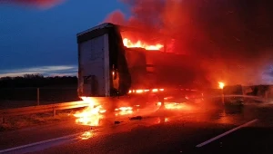 Ciężarówka nagle stanęła w ogniu. Na A2 trwają spore utrudnienia