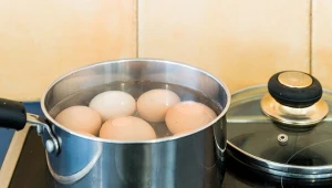 Wlej to do gotujących się jajek. Skorupki więcej nie popękają 