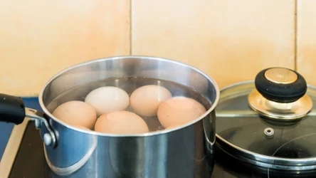 Gotowanie jajek - jak uniknąć pęknięć? 