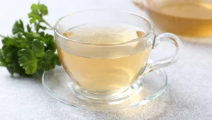 Zamiast dawać do rosołu, napar z pietruszki pij na odporność i obrzęki. Wzmacnia i działa moczopędnie