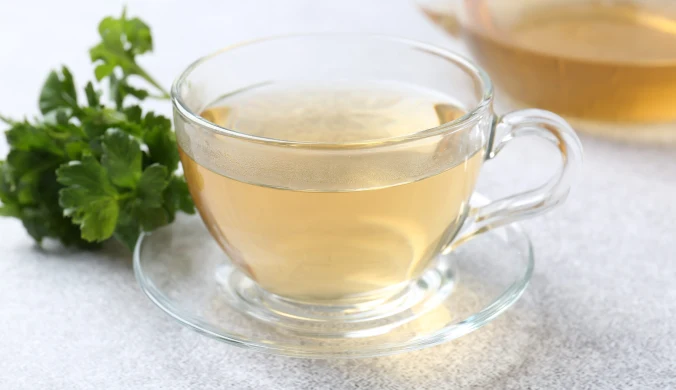 Zamiast dawać do rosołu, napar z pietruszki pij na odporność i obrzęki. Wzmacnia i działa moczopędnie