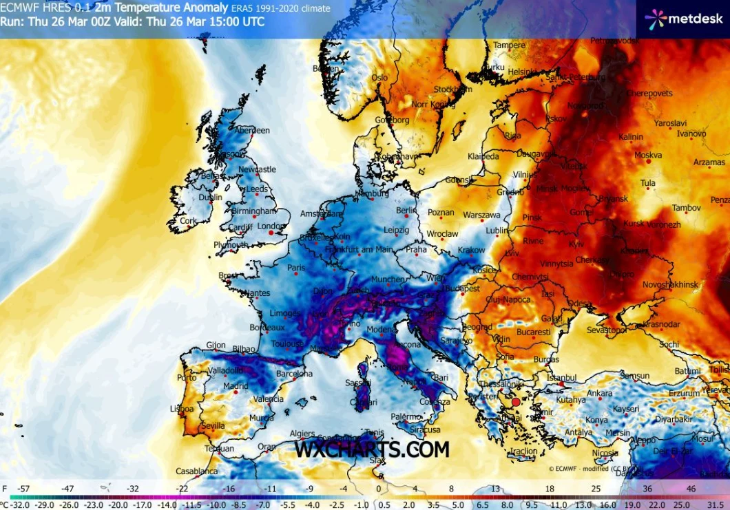 Mapa Europy ukazująca anomalie temperatury na tle wieloletnich średnich, z intensywnym ochłodzeniem obejmującym centralną i południową część kontynentu oraz silnym ociepleniem w rejonie Rosji i Europy Wschodniej, zaznaczonymi kontrastowymi kolorami nie...