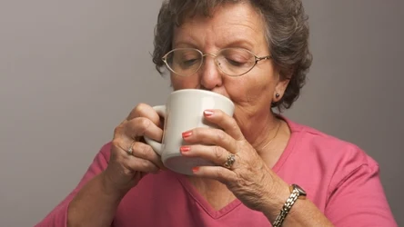 Zielona herbata matcha może mieć pozytywny wpływ na organizm niezależnie od wieku. Również seniorzy mogą włączyć ją do codziennej diety