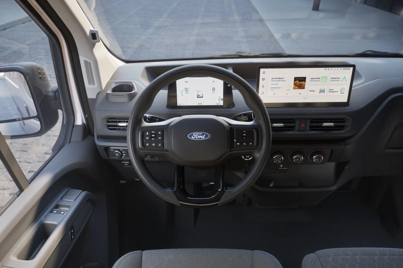 kokpit samochodu Ford z dużym cyfrowym wyświetlaczem za kierownicą, szerokim ekranem dotykowym po prawej stronie oraz nowoczesnymi przyciskami sterowania na kierownicy i konsoli środkowej
