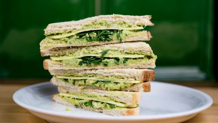 Pesto z gwiazdnicy pospolitej smakuje fantastycznie. Możesz posmarować nim kanapki