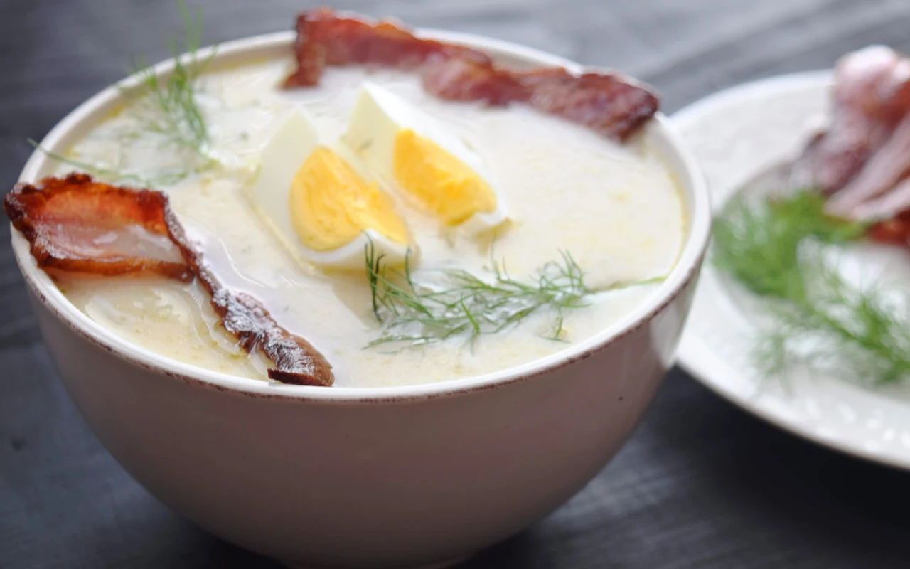 Krem chrzanowy Krem chrzanowy z puree ziemniaczanym, jajkiem i chipsem z boczku