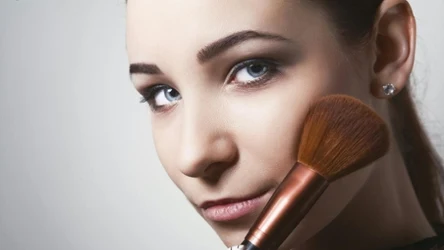 Róż najlepiej nakładać na kości policzkowe, aby uzyskać efekt młodej i wypoczętej skóry