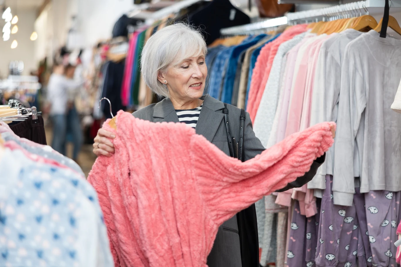 Siwe włosy wyglądają wspaniale z konkretnymi kolorami ubrań. Nie każdy kolor ubrań pasuje do siwych włosów. Jak wybrać odpowiedni? Określenie tonu ma znaczenie.