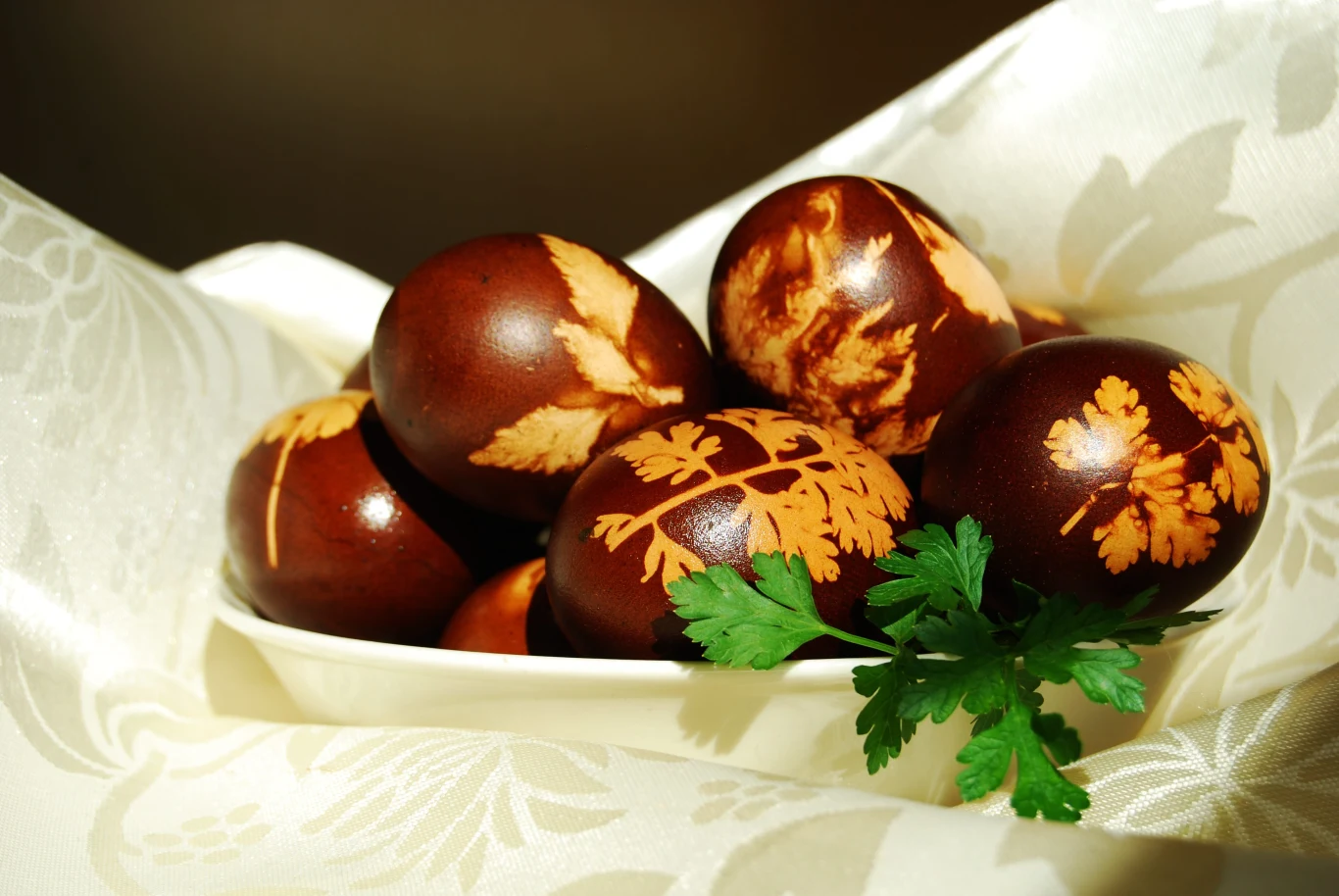 Jak pofarbować jajka w łupinach cebuli na głęboki brąz? Jak pofarbować jajka w łupinach cebuli na głęboki brąz?