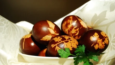 Jak pofarbować jajka w łupinach cebuli na głęboki brąz?