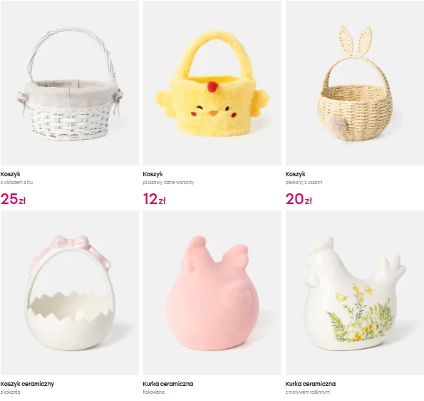 Sześć wielkanocnych dekoracji: trzy koszyki (biały wiklinowy, żółty pluszowy z motywem kurczaka, pleciony z uszami królika) oraz trzy ceramiczne figurki – biały koszyk z falowanymi brzegami i różową kokardką, różowa figurka kurki oraz biała kurka ozdob...