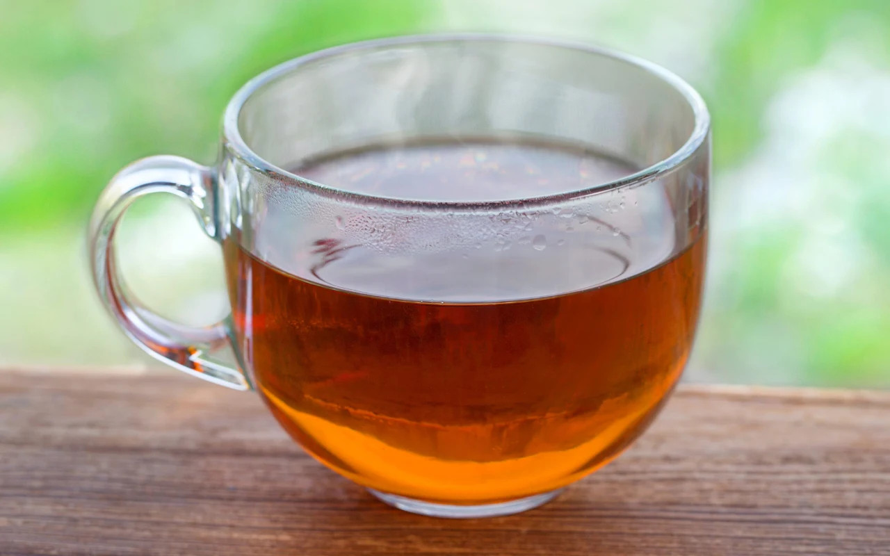 Herbata rooibos ma wyjątkowe właściwości. Polacy nadal zbyt rzadko po nią sięgają Herbata rooibos w dużej, szklanej filiżance. Polacy wciąż niewiele jej piją, chociaż słynie ze swoich cennych właściwości