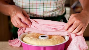 Drożdżowa babka wielkanocna to dla wielu osób smak dzieciństwa 