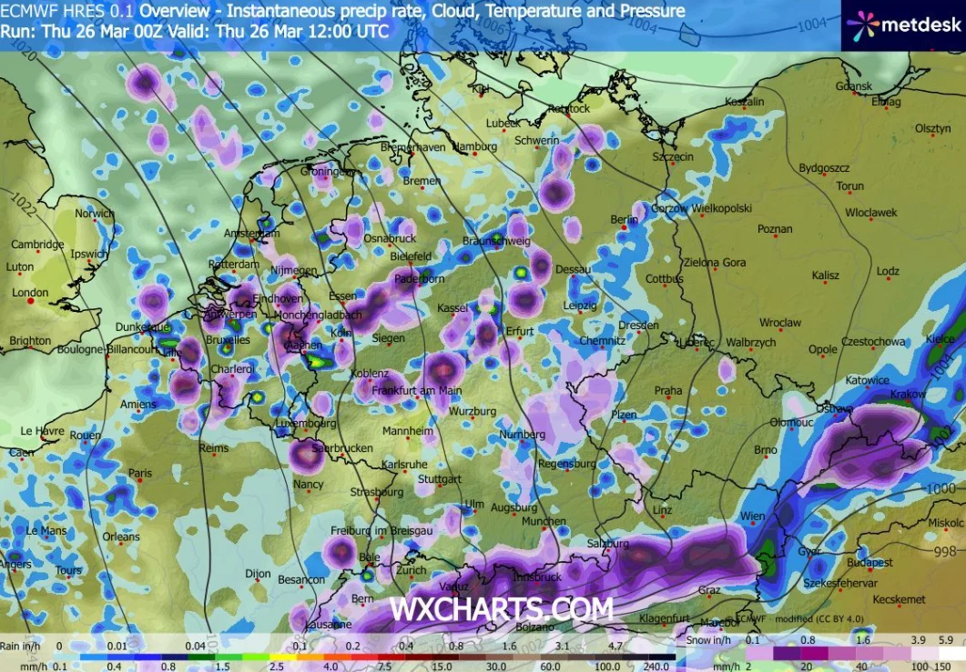 Mapa pogodowa Europy Środkowej przedstawiająca rozkład opadów atmosferycznych z zaznaczonymi obszarami o intensywnych opadach kolorem fioletowym i niebieskim, głównie nad Polską, północnymi Niemcami i obszarami granicznymi, z wyraźnym pasmem opadów cią...