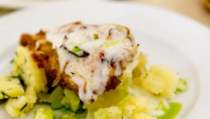 Ten dorsz z sosem czosnkowym świetnie pasuje na piątkowy obiad.