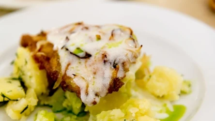 Ten dorsz z sosem czosnkowym świetnie pasuje na piątkowy obiad.