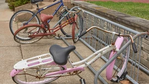 Co zrobić, gdy porzucone rowery zajmują miejsca parkingowe przy stojakach?