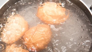 Dorzuć do wody, skorupka jajek bez problemu odejdzie