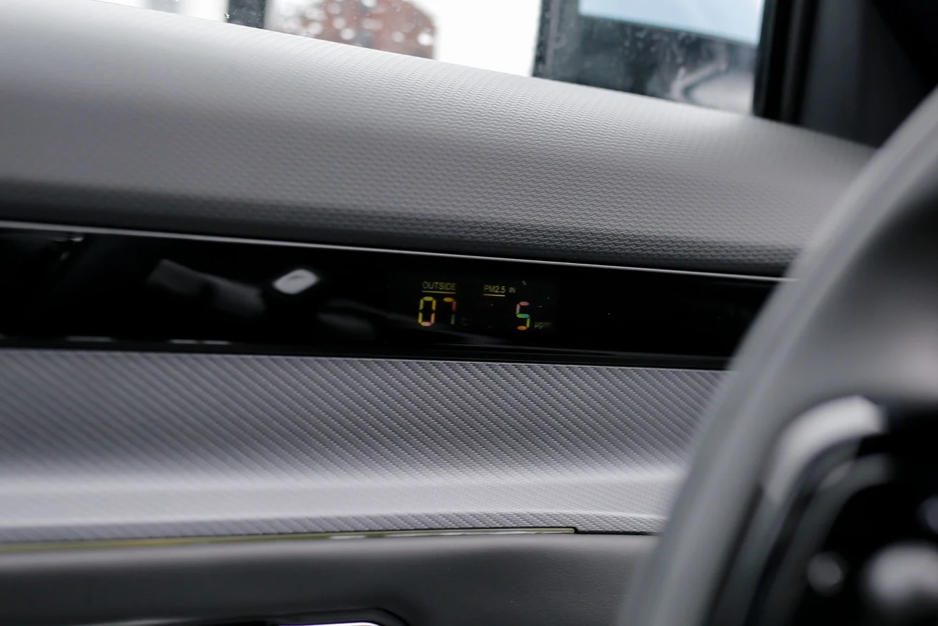 cyfrowy wyświetlacz w drzwiach samochodu pokazujący ustawienia fotela i liczbę zapamiętanych pozycji w eleganckim, nowoczesnym wnętrzu pojazdu