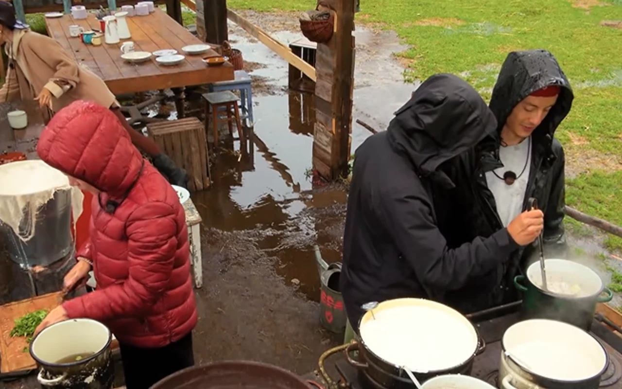 Ulewa na "Farmie". Uczestnicy są zmęczeni i zziębnięci Uczestnicy „Farmy” gotują przy palnikach na mokrym, zabłoconym podwórku podczas ulewy.