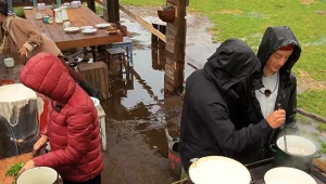 Ulewa na "Farmie". Uczestnicy są zmęczeni i zziębnięci