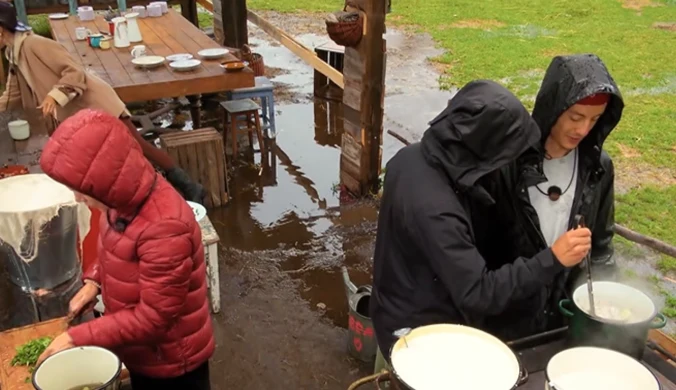 Ulewa na "Farmie". Uczestnicy są zmęczeni i zziębnięci