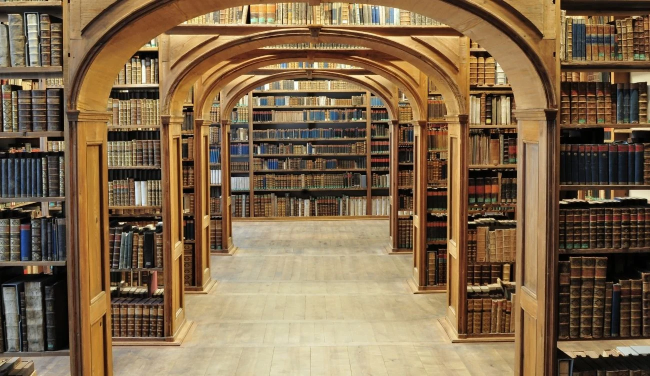 W tym quizie z wiedzy ogólnej poradzą sobie tylko prawdziwi erudyci Pusty korytarz w bibliotece prowadzi między drewnianymi regałami pełnymi książek.