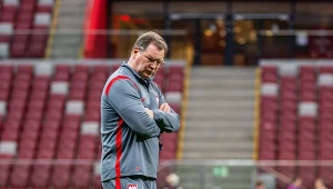 Urban zobaczył, co stało się na treningu. Od razu mruknął. "Idę stąd"