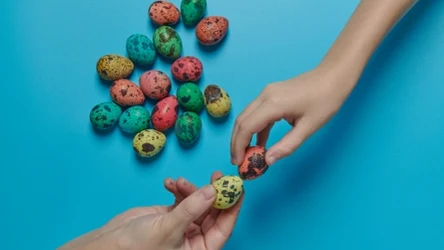 Wielkanocna wróżba na miłość i szczęście wciąż jest popularna w niektórych regionach Polski. Weź pisankę do ręki i sprawdź, co szykuje ci los.