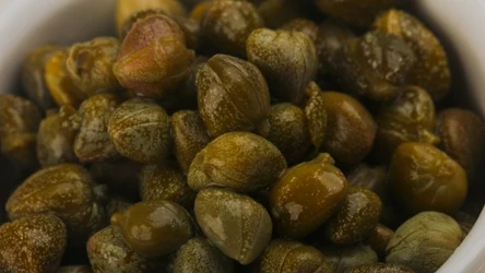 Kapary mogą pomóc ograniczyć sól w diecie. Warto regularnie je spożywać np. jako dodatek do obiadu