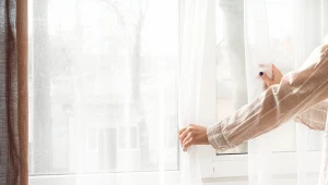 Zrób szarym firankom mleczną kąpiel. Szybko odzyskają blask nowości