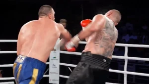 Mariusz Wach (z prawej) w walce z Wiktorem Wychrystem, którą przegrał obijany w ringu przez 10 rund