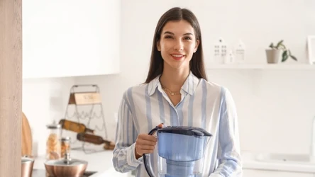 Dzbanek filtrujący powinniśmy regularnie czyścić. Pewien domowy sposób pomoże nam usunąć z niego osad i kamień.