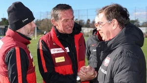 Dariusz Gęsior (w środku, w towarzystwie Bartłomieja Zalewskiego i Jana Urbana) stracił posadę selekcjonera reprezentacji Polski U-15