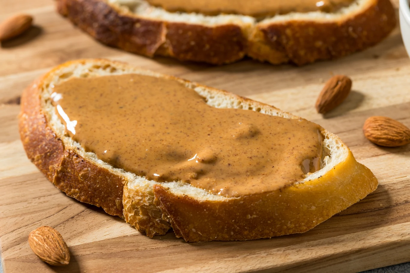 Masło orzechowe to jeden z najzdrowszych kremów. Zawiera białko, magnez czy błonnik iz ma niski indeks glikemiczny Kromka chleba z masłem orzechowym nie powinna zaszkodzić zdrowiu. To wartościowe smarowidło.