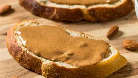 Masło orzechowe to jeden z najzdrowszych kremów. Zawiera białko, magnez czy błonnik iz ma niski indeks glikemiczny