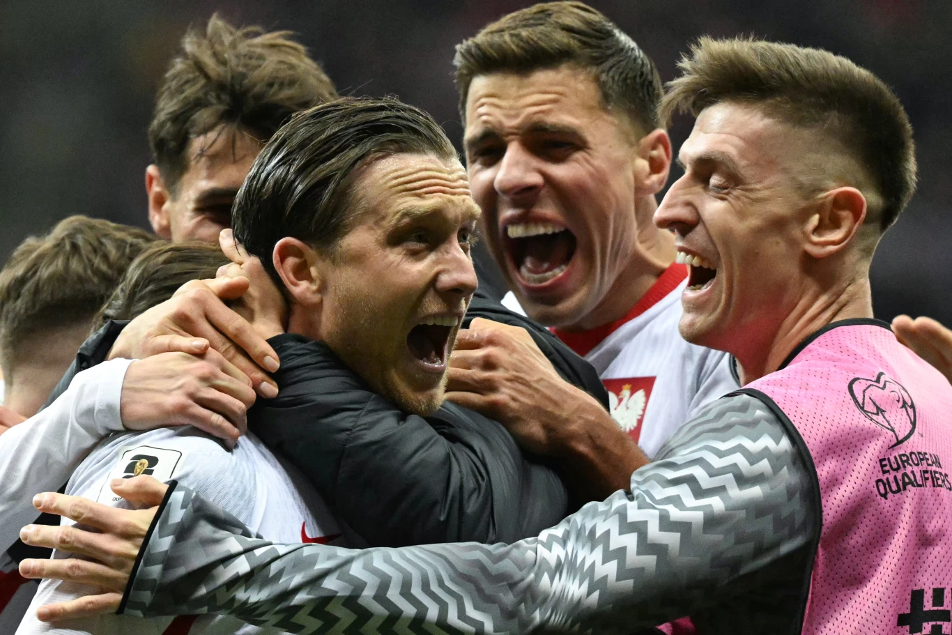 Piotr Zieliński kapitalnym uderzeniem z dystansu dał Polsce awans do finału baraży o MŚ Piłkarze reprezentacji Polski w biało-czerwonych strojach cieszą się po golu Piotra Zielińskiego w meczu eliminacyjnym.