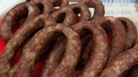 Jak przechowywać kiełbasę? Tak lodówka "nie przejdzie" niepożądanym zapachem.